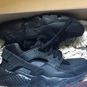 Nike Black Huaraches